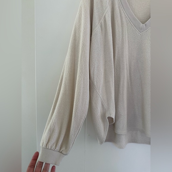 Urban Outfitters O/S Sweater, size medium. - Picture 4 of 8